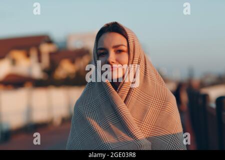 Femme musulmane en portrait de foulard au coucher du soleil Banque D'Images