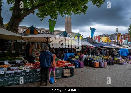 Marché de Norwich sur Gentleman's Walk, centre-ville de Norwich. Le marché en plein air est ouvert six jours par semaine du lundi au samedi. Banque D'Images