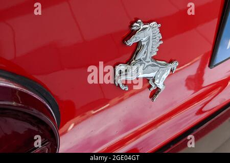 Bordeaux , Aquitaine France - 20 15 2020 : logo du cheval ferrari à l'arrière du sport automobile italien Superport luxe Banque D'Images