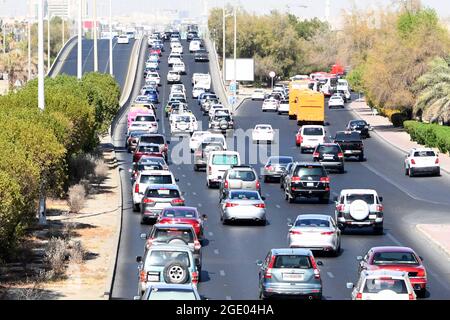 Koweït. 15 août 2021. La photo prise le 15 août 2021 montre une route surpeuplée après que les ministères du gouvernement ont repris leur travail à pleine capacité à Koweït City, au Koweït. Dimanche, les départements gouvernementaux du Koweït ont repris leurs travaux à pleine capacité, la situation sanitaire du pays se stabilisant à la suite de la campagne de vaccination. Credit: Ghazy Qaffaf/Xinhua/Alamy Live News Banque D'Images