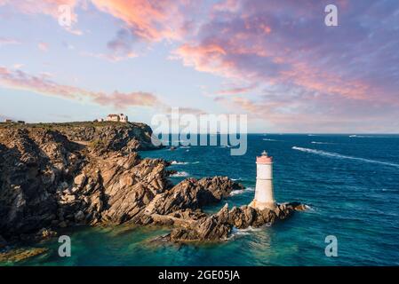 Vue de dessus, superbe vue aérienne d'une vieille et belle plage situé sur une côte rocheuse baignée par une mer agitée. Banque D'Images