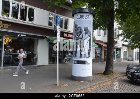60e anniversaire de la construction du mur de Berlin - Baseler Strasse, Lichterfelde, quartier de Steglitz-Zehlendorf, Berlin, Allemagne - 15 août 2021. Banque D'Images