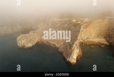 Fort de Santo Antonio de Belixe, paysage photo aérienne au lever du soleil, côte atlantique de l'océan avec la forteresse au Portugal près de Sagres, falaise rocheuse Banque D'Images