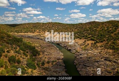 Cascata do Pulo do Lobo au Portugal, Algarve, près de la ville de Mertola, cascade sur la rivière Guadiana, beau paysage, photo aérienne. Banque D'Images