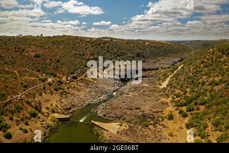 Cascata do Pulo do Lobo au Portugal, Algarve, près de la ville de Mertola, cascade sur la rivière Guadiana, beau paysage, photo aérienne. Banque D'Images