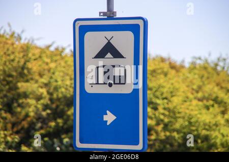 Panneau de direction pour un camping et un somnambulisme à Noordwijk sur la N206 aux pays-Bas Banque D'Images