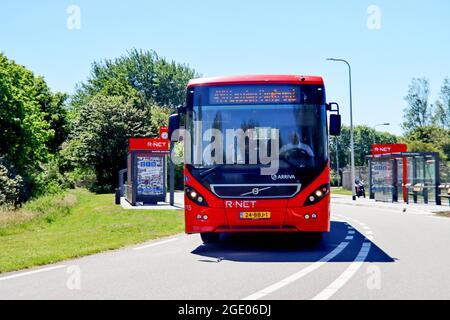 Bus R-NET rouge et noir à Space Expo Noordwijk d'Arriva en direction de Leiden aux pays-Bas Banque D'Images