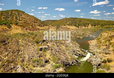 Moinho do Escalda est un moulin à eau historique au Portugal près de Ribeira de Terges, près de la ville de Mertola, sur la rivière Guadiana, beau paysage, aeria Banque D'Images