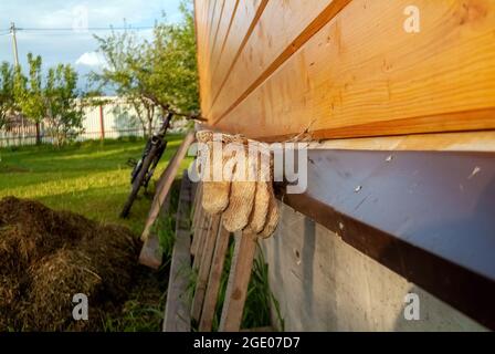 le gant de jardin sèche au soleil dans le village, en été Banque D'Images