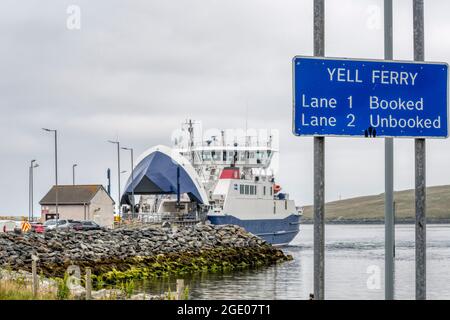 Panneau pour le Yell ferry, avec ferry en arrière-plan, à Toft sur Mainland Shetland. Banque D'Images