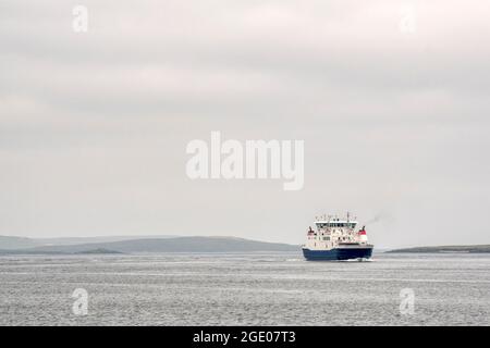 Le ferry de Yell traversant le détroit de Yell entre Toft sur Shetland Mainland et Ulsta sur Yell. La vue est à Yell. Banque D'Images