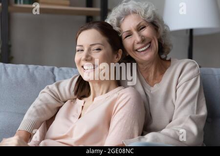 Portrait de bonne vieille mère et de la fille grognup se détendre Banque D'Images
