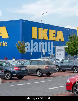 Bratislava, Slovaquie - 14 août 2021 : magasin de meubles IKEA. IKEA est le plus grand détaillant de meubles au monde depuis 2008 et conçoit et Banque D'Images