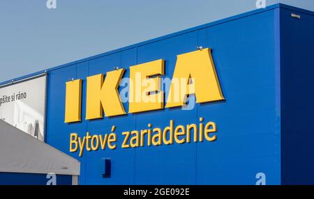 Bratislava, Slovaquie - 14 août 2021 : magasin de meubles IKEA. IKEA est le plus grand détaillant de meubles au monde depuis 2008 et conçoit et Banque D'Images