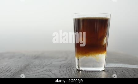 Faire un espresso tonique dans verre droit, photo large Banque D'Images