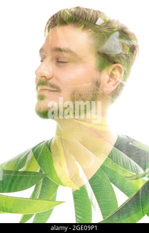 Un portrait d'un homme combiné avec des feuilles tropicales Banque D'Images