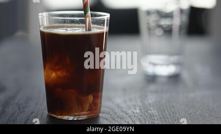 Faire un espresso tonique dans le gobelet avec boule de glace, photo large Banque D'Images