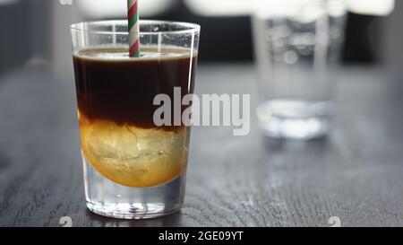 Faire un espresso tonique dans le gobelet avec boule de glace, photo large Banque D'Images