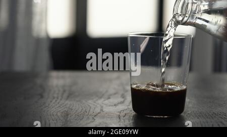 Faire un espresso tonique dans verre à verre droit, verser tonique, photo large Banque D'Images