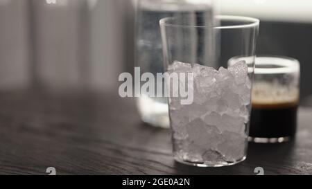 Faire un espresso tonique dans verre verre droit photo large Banque D'Images