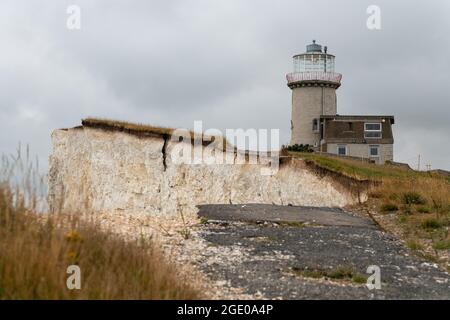 Une énorme chute de falaise a coupé un chemin d'accès au phare de Belle tout, à côté de Beachy Head. Le phare, qui a été désaffecté en 1902, Banque D'Images