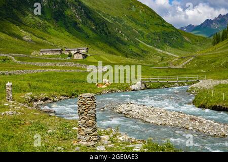 Sankt Jakob, Autriche. 20 juillet 2021. La rivière Schwarzach au Seebachalm dans la vallée de Defereggen au Tyrol. La vallée de Defereggen se trouve au milieu du parc national Hohe Tauern. La vallée est entourée de montagnes des montagnes de Deferegg, du groupe Rieserferner, du groupe Lasörling et du groupe Schober. Credit: Patrick Pleul/dpa-Zentralbild/ZB/dpa/Alay Live News Banque D'Images