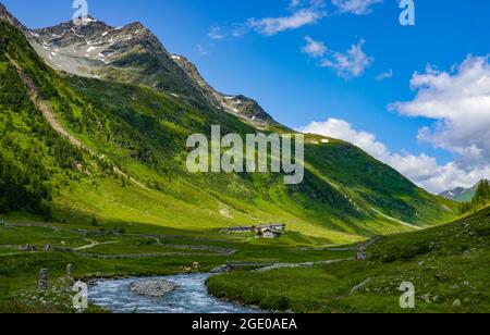 Sankt Jakob, Autriche. 20 juillet 2021. La rivière Schwarzach au Seebachalm dans la vallée de Defereggen au Tyrol. La vallée de Defereggen se trouve au milieu du parc national Hohe Tauern. La vallée est entourée de montagnes des montagnes de Deferegg, du groupe Rieserferner, du groupe Lasörling et du groupe Schober. Credit: Patrick Pleul/dpa-Zentralbild/ZB/dpa/Alay Live News Banque D'Images