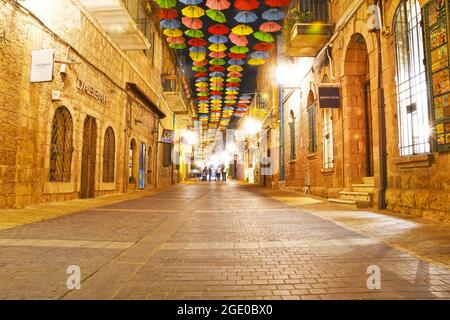 Parasols colorés sur la rue Salomon la nuit, Jérusalem, Israël. Banque D'Images