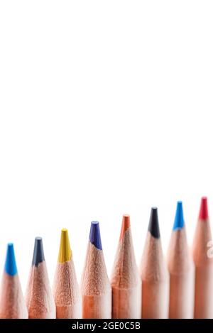 Isolat de crayons en bois multicolores. Crayons de différentes couleurs, disposés dans une ligne de lumière sur un fond blanc uniforme, pour insertion dans Banque D'Images