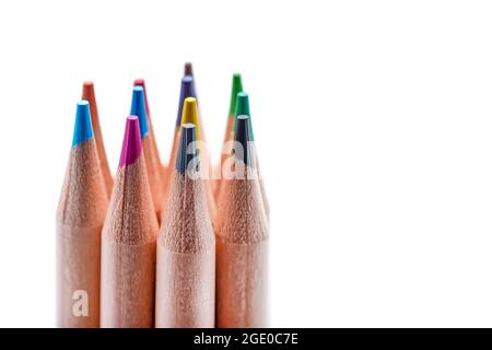 Isolat de crayons en bois multicolores. Des crayons de différentes couleurs se démarquent sur un fond blanc uniforme, pour une insertion dans un projet ou pour Banque D'Images