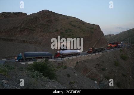 Peshawar, Pakistan. 15 août 2021. Le poste frontalier entre l'Afghanistan et le Pakistan a été « complètement scellé » par les autorités pakistanaises, a confirmé un haut responsable de la frontière au poste frontalier de Torkham, dans la province pakistanaise de Khyber Pakhtunkhwa. La frontière de Torkham est complètement fermée en raison de l'arrivée des talibans, avec des embouteillages et des camions garés. Crédit : Pacific Press Media production Corp./Alay Live News Banque D'Images