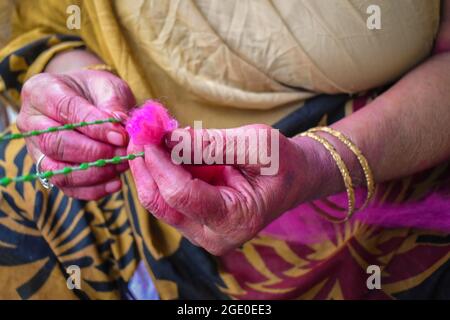 Kolkata, Inde. 14 août 2021. Une femme qui fait et vend 'Rakhi' un fil sacré dans son magasin avant le festival Raksha Bandhan à Kolkata. (Photo de Sudipta Das/Pacific Press) crédit: Pacific Press Media production Corp./Alay Live News Banque D'Images