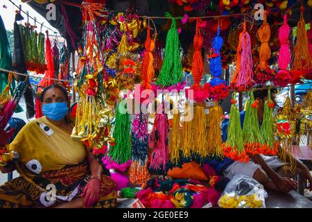 Kolkata, Inde. 14 août 2021. Une femme qui fait et vend 'Rakhi' un fil sacré dans son magasin avant le festival Raksha Bandhan à Kolkata. (Photo de Sudipta Das/Pacific Press) crédit: Pacific Press Media production Corp./Alay Live News Banque D'Images