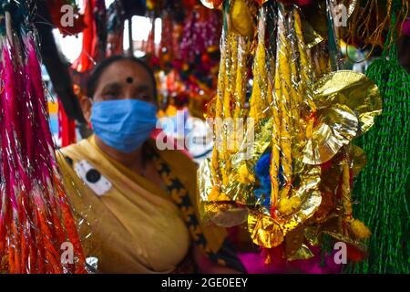 Kolkata, Inde. 14 août 2021. Une femme qui fait et vend 'Rakhi' un fil sacré dans son magasin avant le festival Raksha Bandhan à Kolkata. (Photo de Sudipta Das/Pacific Press) crédit: Pacific Press Media production Corp./Alay Live News Banque D'Images