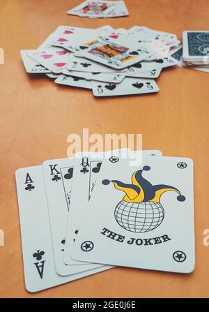 Gros plan des cartes pendant un jeu de rummy Banque D'Images