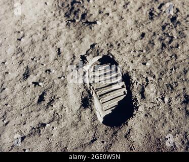 Apollo 11 Bootprint un des premiers pas pris sur la Lune, c'est une image du bootprint de Buzz Aldrin de la mission Apollo 11. Neil Armstrong et Buzz Aldrin marchèrent sur la Lune le 20 juillet 1969. Banque D'Images