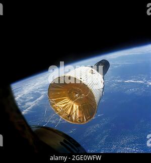 Gemini VI cette photo de l'engin spatial Gemini VI a été prise à travers la fenêtre d'écoutille de l'engin spatial Gemini VII pendant les manœuvres de rendez-vous et de maintien de station à une altitude de 160 miles au-dessus de la Terre. Avec ces missions, la NASA a réussi le premier rendez-vous de deux engins spatiaux humains. Cette photo, prise par les membres d'équipage de Gemini VII Jim Lovell et Frank Borman, montre Gemini VI en orbite à 160 miles (257 km) au-dessus de la Terre. Le but principal de Gemini VI, crewed par les astronautes Walter Schirra et Thomas Stafford, était le rendez-vous avec Gemini VII Banque D'Images