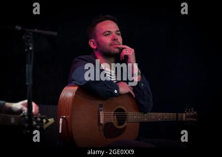 Édimbourg, Écosse. Dimanche 15 août 2021. Le musicien écossais Jamie Sutherland joue au Assembly George Square Gardens dans le cadre de son programme du Festival Fringe d'Édimbourg 2021. Jamie Sutherland est le chanteur principal du groupe écossais Broken Records. Après avoir sorti quatre albums avec eux, il a décidé d'utiliser une période de jachère pour le groupe pour enregistrer son premier album solo, «bruise» qui a été publié en novembre 2020. Ian Turnbull (claviers) et Craig Ross (guitare), membres du groupe Broken Record, se joignent à lui. Banque D'Images