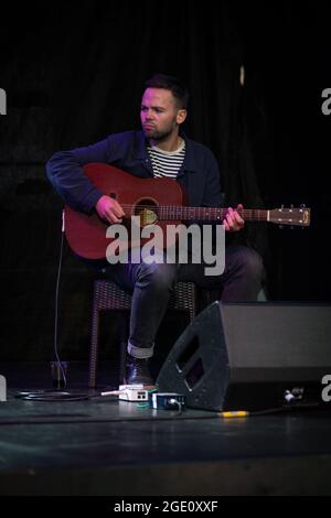 Édimbourg, Écosse. Dimanche 15 août 2021. Le musicien écossais Jamie Sutherland joue au Assembly George Square Gardens dans le cadre de son programme du Festival Fringe d'Édimbourg 2021. Jamie Sutherland est le chanteur principal du groupe écossais Broken Records. Après avoir sorti quatre albums avec eux, il a décidé d'utiliser une période de jachère pour le groupe pour enregistrer son premier album solo, «bruise» qui a été publié en novembre 2020. Ian Turnbull (claviers) et Craig Ross (guitare), membres du groupe Broken Record, se joignent à lui. Banque D'Images