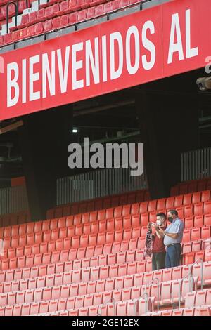 Séville, Espagne. 15 août 2021. Séville fans FC à l'intérieur du stade Ramon Sanchez Pizjuan prenant des photos pendant un match.c'est la première fois pour ce gouvernement espagnol à permettre public aux stades de la Liga avec 40% de capacité en raison de la pandémie de Covid19. Crédit : SOPA Images Limited/Alamy Live News Banque D'Images