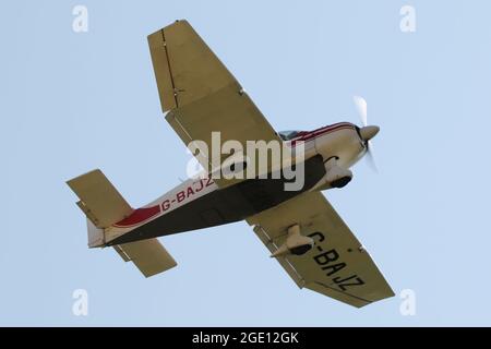 G-BAJZ, un Robin DR400/120 Dauphin 2+2 détenu et exploité par le Prestwick Flying Club, qui revient à l'aéroport international Prestwick à Ayrshire Banque D'Images