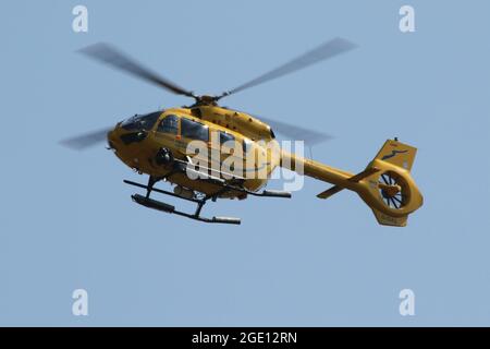 G-ISAS, un Airbus Heicopters H145 exploité par Gama Aviation pour le Scottish Air Ambulance Service, à l'aéroport de Prestwick à Ayrshire, en Écosse. Banque D'Images