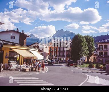 Cette scène de rue est la ville italienne de Cortina d'Ampezzo célèbre comme station de ski alpin également fréquemment utilisé comme un lieu de tournage de film, y compris James Bond est situé dans la région des Dolomites Sexton-Sesto des Dolomites italiens, l'Alto Adige du Sud Tyrol Banque D'Images