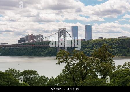 Un drapeau américain est suspendu de la tour de suspension latérale du New Jersey du pont George Washington, un pont suspendu à double pont reliant Manhattan Banque D'Images