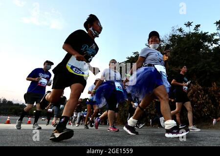 Los Angeles, États-Unis. 15 août 2021. Les gens participent à une course caritative au Dodger Stadium, Los Angeles, Californie, États-Unis, le 14 août, 2021. Credit: Xinhua/Alay Live News Banque D'Images