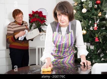 Mère mature avec sa fille adulte se prépare à célébrer la nouvelle année Banque D'Images