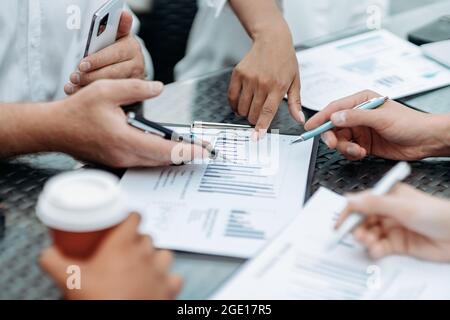 analyse des graphiques financiers par l'équipe commerciale. gros plan. Banque D'Images