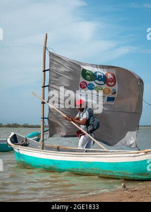 Riohacha, la Guajira, Colombie - Mai 30 2021: Jeune Noir Latin Man tient l'OAR du bateau pour la voile Banque D'Images