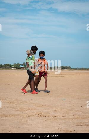 Riohacha, la Guajira, Colombie - Mai 30 2021: De jeunes indigènes latins marchent dans le désert aride près de la mer à Camarones Banque D'Images