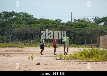 Riohacha, la Guajira, Colombie - Mai 30 2021: De jeunes indigènes latins marchent dans le désert aride près de la mer à Camarones Banque D'Images